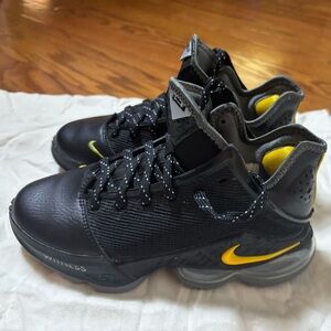 Nike Lebron 19 Low Witness Boys Size 4 Black University Gold DH1270 002 Like New